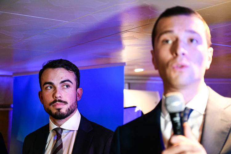 Pierre-Romain Thionnet (tv.) er en opstigende figur i Rassemblement National og er meget tæt på partiets formand, Jordan Bardella (th.), som han er jævnaldrende med.  Foto: Joly Victor/abaca/shutterstock/Ritzau Scanpix