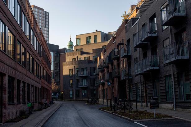 Gaderne er smalle i Carlsberg Byen og sine steder kan de virke lidt dunkle. Sådan er det også i gamle bydele, og det giver faktisk bydelen noget charme.  Foto: Mads Nissen