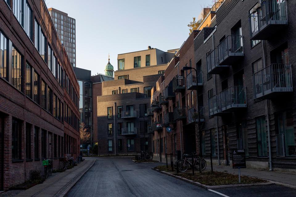 Gaderne er smalle i Carlsberg Byen og sine steder kan de virke lidt dunkle. Sådan er det også i gamle bydele, og det giver faktisk bydelen noget charme.  Foto: Mads Nissen