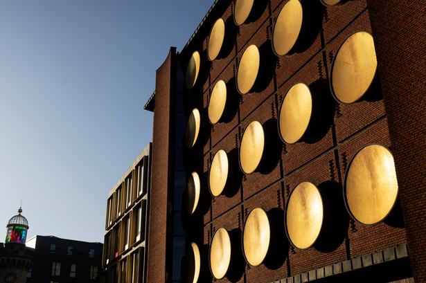 Arkitekten Svenn Eske Kristensens smukke lagerbygning er blevet forvandlet til et eksklusivt hotel. For at lukke lys ind i bygningen er der lavet vinduer, som ligner diskrete lynlåse i det røde murværk.  Foto: Mads Nissen