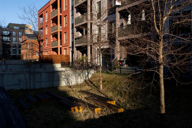 Mellem de gamle bryggeribygninger er der bygget både høje og lave ejendomme, og når hele Carlsbergbyen er færdig, vil der være godt 8.000 indbyggere i bydelen.  Foto: Mads Nissen