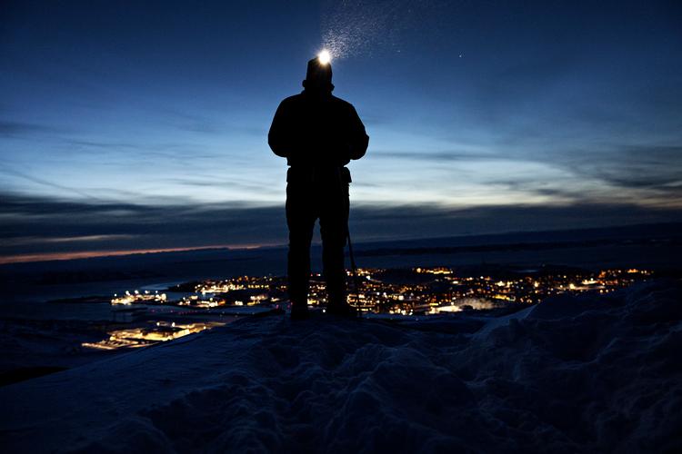 Every Tuesday, Jan Erik Pedersen organizes hikes for cancer survivors, their loved ones, and anyone else who wants company and a cardio boost. This Tuesday evening on Lille Malene, just outside Nuuk, the wind chill hit minus 25. Foto: Martin Lehmann