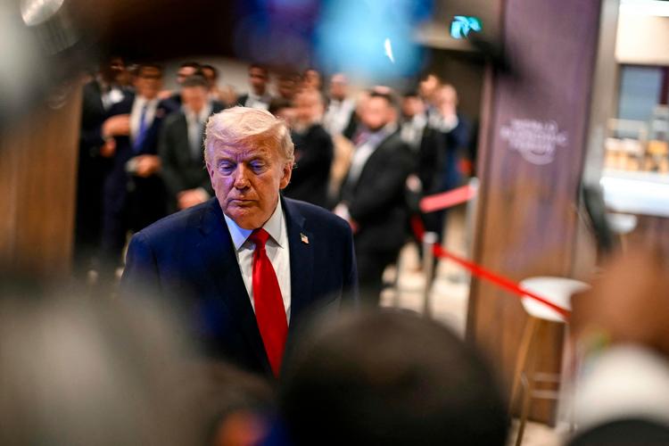 Præsident Trump på vej væk fra talerstolen på World Economic Forum i Davos onsdag.  Foto: Fabrice Coffrini/Ritzau Scanpix