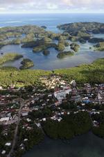 Palaus hovedstad, Koror, er omgivet af skovklædte bjerge og det fineste koralrev i verden. Men øen er også af strategisk interesse for det amerikanske militær, som derfor har opnået militær eneret til landet og havet. Foto: Hollie Adams/Ritzau Scanpix