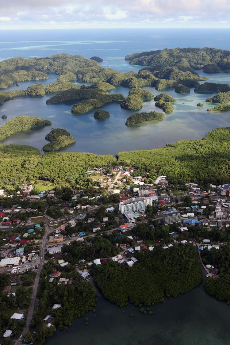 Palaus hovedstad, Koror, er omgivet af skovklædte bjerge og det fineste koralrev i verden. Men øen er også af strategisk interesse for det amerikanske militær, som derfor har opnået militær eneret til landet og havet. Foto: Hollie Adams/Ritzau Scanpix