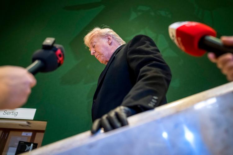 Det er ikke mindst Donald Trumps ønske om at overtage Grønland, der har fyldt medierne, og børnene kigger med på deres smartphones.  Foto: Fabrice Coffrini/Ritzau Scanpix