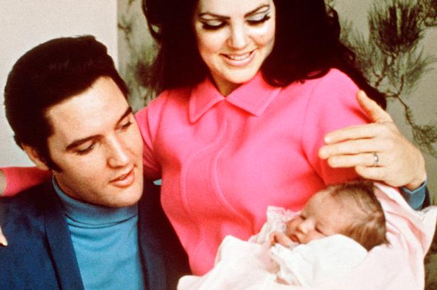 De var måske den mest kendte familie for en stund, Elvis, Priscilla og lille Lisa Marie. Hun blev født i 1968. Ni år senere døde Elvis. Foto: Tha/shutterstock/Ritzau Scanpix