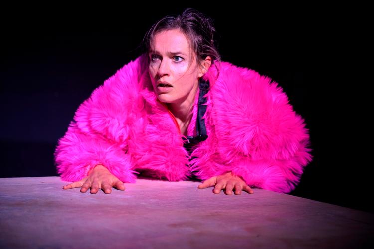 Anne Reumert tager livtag med Sarah Kanes helt ubærlige tekst. Foto: Søren Meisner