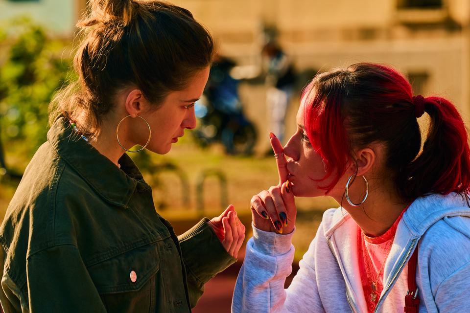 To af de kriminelle veninder i 'Løvinderne' spilles af Rebecca Marder og Zoé Marchal. Foto: Laurent Le Crabe/Netflix