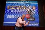 Ryanairs administrerende direktør Michael O'Leary poserer foran en skærm, der reklamerer for et 'Great Idiots'-udsalg af flybilletter.    Foto: Clodagh Kilcoyne/Ritzau Scanpix