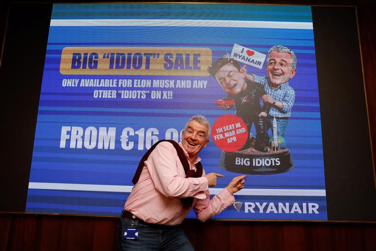 Ryanairs administrerende direktør Michael O'Leary poserer foran en skærm, der reklamerer for et 'Great Idiots'-udsalg af flybilletter.    Foto: Clodagh Kilcoyne/Ritzau Scanpix