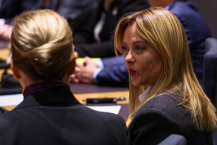 Italiens leder Giorgia Meloni fik sig en fortrolig snak med sin nære allierede Mette Frederiksen, da EU's stats- og regeringschefer torsdag aften mødtes i Bruxelles for at diskutere forholdet til USA.  Foto: Yves Herman/Ritzau Scanpix