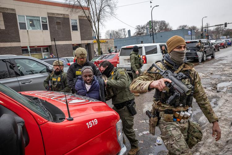 Føderale agenter anholder en mand i Minneapolis' centrum tidligt om morgenen 8. januar 2026. Føderale betjente affyrede tåregas og skubbede demonstranter væk fra deres samlingssted. Foto: David Guttenfelder/Ritzau Scanpix