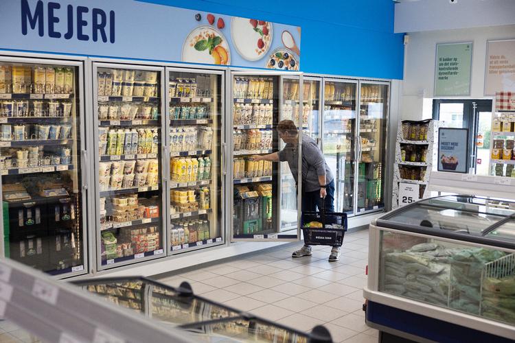 Det bliver billigere at fylde indkøbskurven forventer landets supermarkeder ifølge nye tal fra Danmarks Statistik Foto: Thomas Borberg