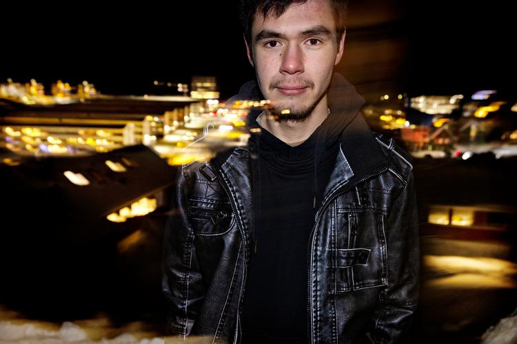 Mads Holmegård Mortensen gerne bo i byen bag ham. Og han vil søge ind på politiskolen i Nuuk. Og der mangler betjente i Grønland - flere steder har de såkaldte 'reservebetjente' ansat, der har fået en kortere oplæring og så assisterer politiet ved siden af et andet job. Foto: Martin Lehmann