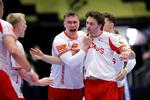    Forløs var stor hos Lasse Andersson (tv.), da Niclas Kirkeløkke havde sat det sidste mål ind mod Frankrig og cementeret sejren på 32-29.   Foto: Jens Dresling