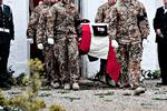 Danske jægersoldater deltager ved oversergent René Brink Jakobsens begravelse. Den militær bisættelse fandt sted ved Veng Klosterkirke ved Skanderborg.   Foto: Joachim Adrian