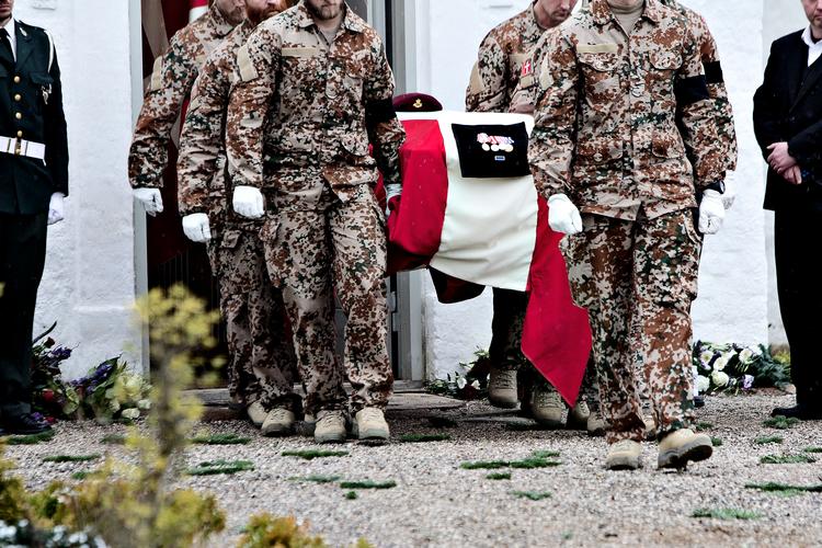 Danske jægersoldater deltager ved oversergent René Brink Jakobsens begravelse. Den militær bisættelse fandt sted ved Veng Klosterkirke ved Skanderborg.   Foto: Joachim Adrian