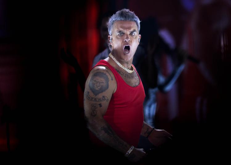Den engelsker sanger og entertainer Robbie Williams, som her ses optræde i Parken sidste år, har slået rekorden for antallet af nummer et-album på de britiske hitlister. Foto: Signe Lægsgaard