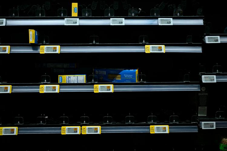 Der er tomme hylder i mange supermarkeder som dette i Washington, D.C., efter at myndighederne har varslet voldsom vinterstorm over store dele af USA- Foto: Brendan Smialowski/Ritzau Scanpix