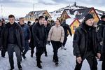 Mette Frederiksen var fredag i Grønland for at mødes med regeringsleder Jens-Frederik Nielsen. Her går de tur i Kolonihavnen med mindst 50 pressefolk fra hele verden i hælene. Foto: Martin Lehmann
