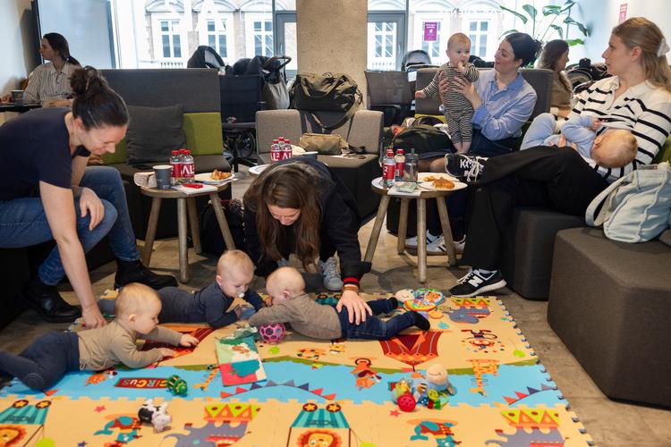 Det er kvinderne, der går ned i arbejdstid og bliver der i flere år, når der kommer børn i familien. Det koster dyrt på pensionsopsparingen. Her er et barselsnetværk for nybagte forældre ved Nørreport i København. Foto: Cecilie Rolvung
