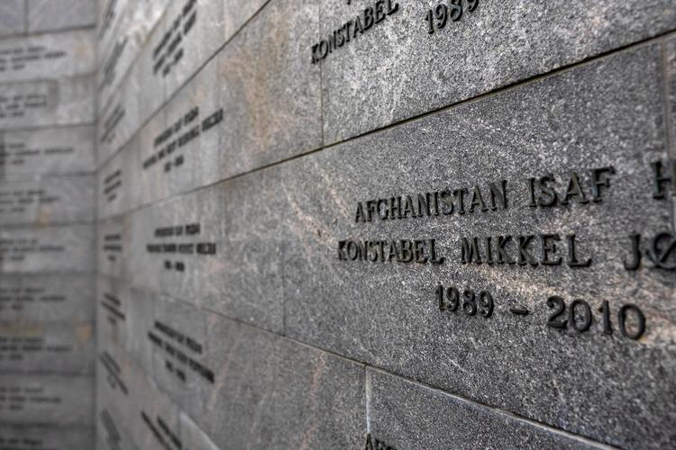 Ved Kastellet i København er en mindeplade over danske soldater, der er faldet i udlandet- således også i Afghanistan. Foto: Finn Frandsen