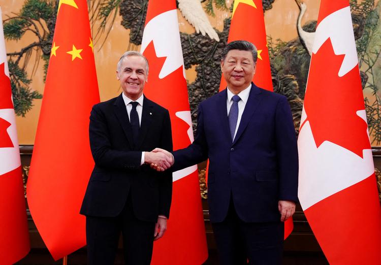 Canadas premierminister, Mark Carney, indgik for nylig en foreløbig handelsaftale med Kina under et besøg i Beijing. Aftalen har fået USA's præsident, Donald Trump, til at true med 100 procents told på canadiske varer. Her ses Carney sammen med Kinas præsident, Xi JInping. Foto: Sean Kilpatrick/Ritzau Scanpix