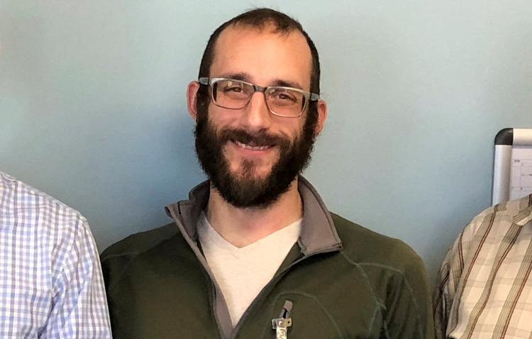 Alex Pretti bliver beskrevet som en lun og hjælpsom mand. Han kunne lide at køre på mountainbike og arbejdede som sygeplejerske på et hospital for veteraner. Foto: U.s. Department of Veterans Affa/Ritzau Scanpix