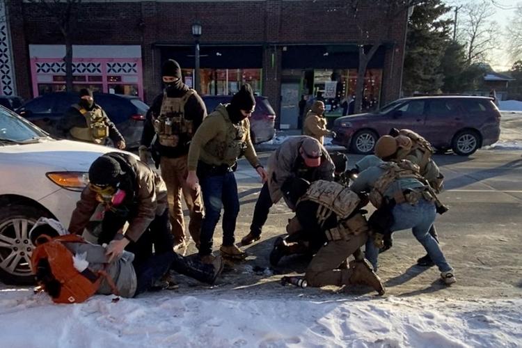 Vidner har fortalt, hvordan Alex Pretti ikke gjorde modstand, da han blev skudt og dræbt af ICE-betjentene.  Foto: Video Obtained By Reuters/Ritzau Scanpix