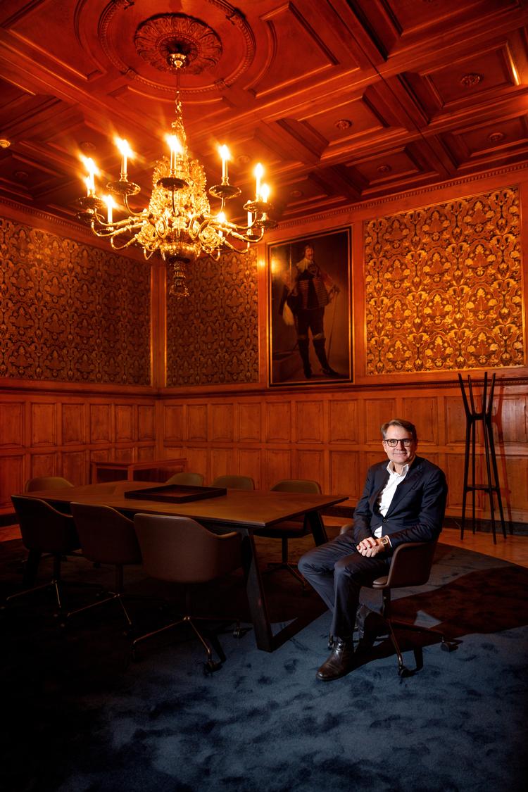 Maleriet af kong Christian 4. var efter sigende det sidste, der blev reddet ud, da Børsen brændte. Nu er maleriet er tilbage. Til stor glæde for fødselaren. Foto: Jacob Ehrbahn