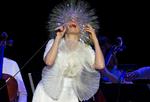 Den islandske sanger Björk har på det seneste været ude med riven mod Danmark i debatten om Grønland. Hun opfordrer grønlænderne til at løsrive sig fra Danmark, ligesom Island har gjort. Foto: Mike Segar/Ritzau Scanpix