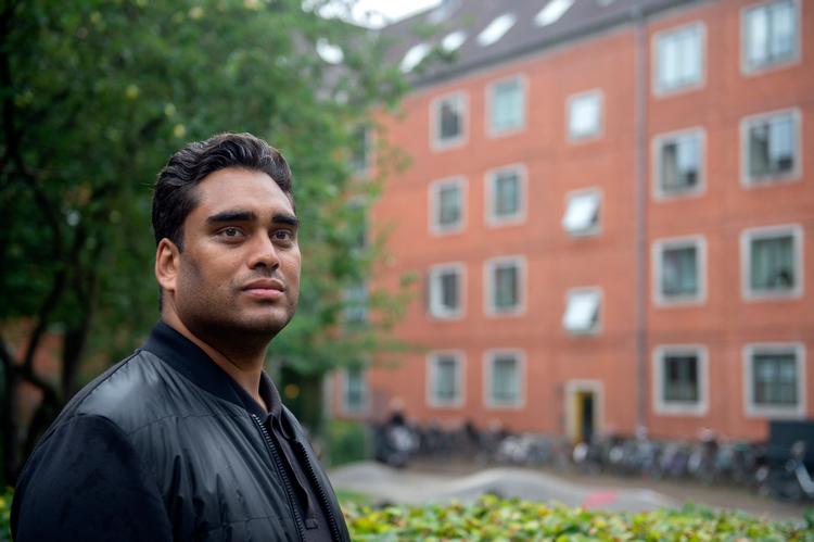 Sikandar Siddique er vokset op på Blågårds Plads på Nørrebro. Hans opvækst i København er en af af årsagerne til, at han gerne vil sidde i Borgerrepræsentationen i København, har han forklaret.  Foto: Annika Byrde