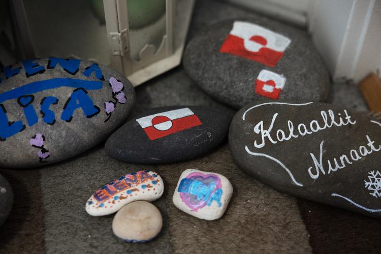 Together with her daughter Elena, Lisa Bundgaard Jensen has collected stones on the beach. They have been decorated with Posca markers. Foto: Thomas Borberg