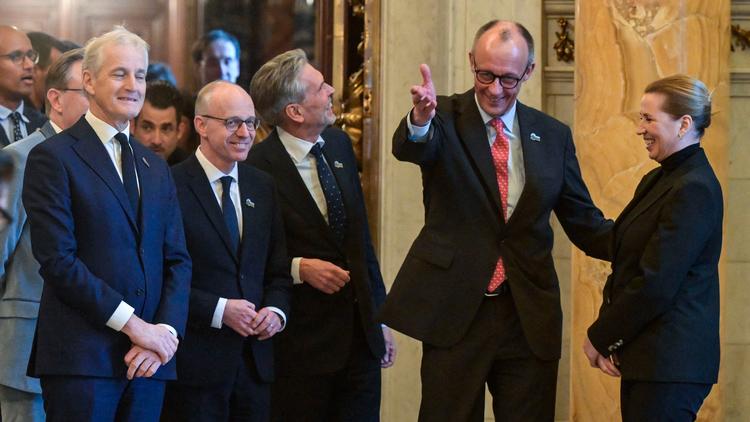 Norges statsminister, Jonas Gahr Støre, Luxemburgs regeringschef, Luc Frieden, Hollands regeringschef, Dick Schoof, Tysklands kanslser, Friedrich Merz og Danmarks statsminister, Mette Frederiksen, fejrer den store mølleaftale. Foto: Fabian Bimmer/Ritzau Scanpix
