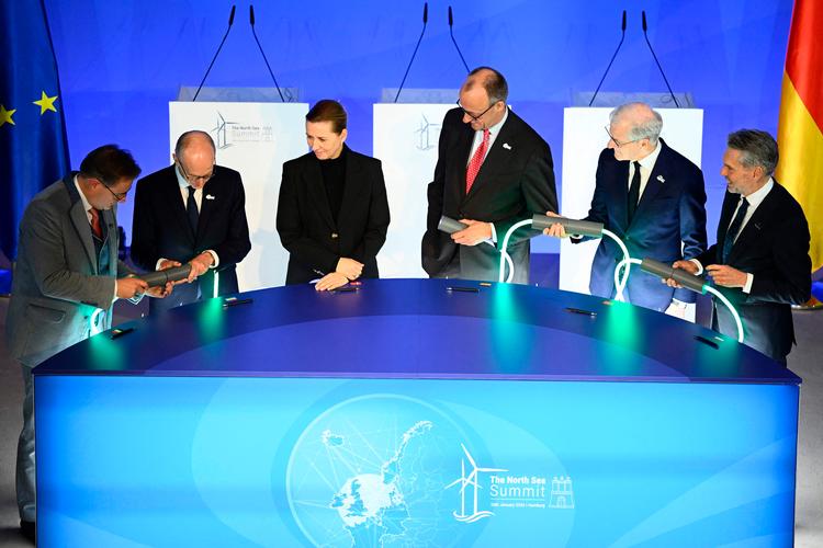 To eksperter vurderer, at Trump muligvis har haft indflydelse på nye aftaler om dansk vindenergi. Her markerer regeringsledere for ni europæiske lande en kæmpe aftale om 20.000 kæmpestore havmøller med et fælles lyskabel.  Foto: Gregor Fischer/Ritzau Scanpix