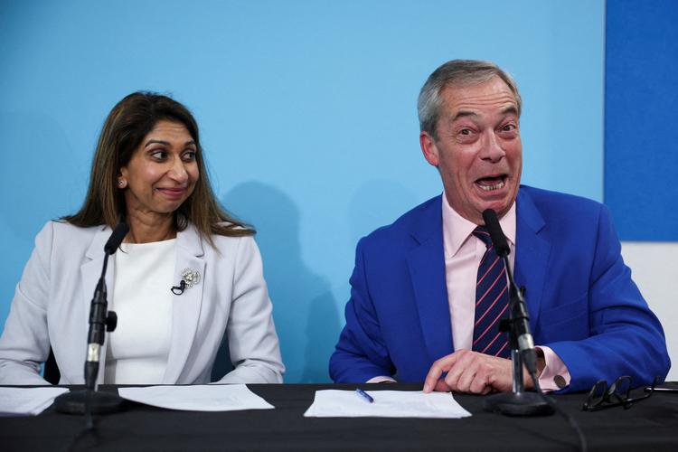 Den tidligere britiske indenrigsminister Suella Braverman sammen med Reform UK's leder, Nigel Farage, på mandagens pressemøde. Foto: Isabel Infantes/Ritzau Scanpix