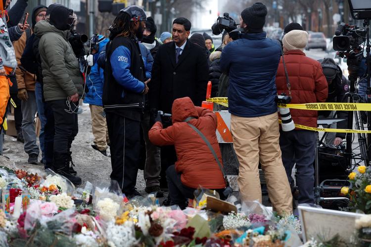 Medlem af Repræsentanternes Hus, demokraten Ro Khanna, besøger det midlertidige mindesmærke, hvor sygeplejersken Alex Pretti blev skudt og dræbt af agenter fra Homeland Security i Minneapolis, Minnesota, 26. januar 2026. Foto: Shannon Stapleton/Ritzau Scanpix