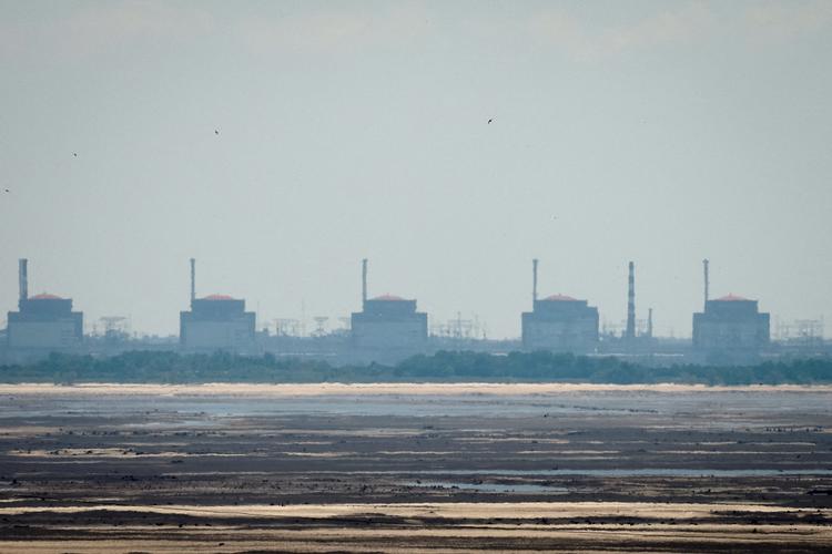 Reaktorerne på det store atomkraftværk har været lagt i dvale, men de russiske besættere er ved at genåbne værket på fuld kraft. Foto: Alina Smutko/Ritzau Scanpix