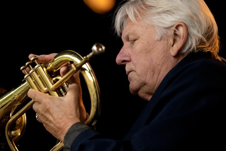 Palle Mikkelborg fanget med sit flygelhorn under en koncert for nogle år siden under Copenhagen Jazz Festival. Hans nye album kommer, efter han har sagt stop for flere sceneoptrædener. Arkivfoto:  Peter Hove Olesen
