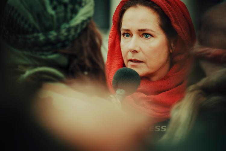 Sidse Babett Knudsen er et stort navn i Frankrig, så for Martin Bourboulon var hun et oplagt valg til rollen som journalisten Kate, der bliver hvirvlet ind i Kabuls kaotiske evakuering.  Foto: Rialto Film