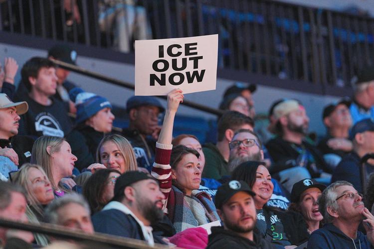 Der er - endnu - ikke folkelig modstand mod ICE og Trump i sportsmiljøet. Her er dog en klar opfordring blandt publikum til en basketball-kamp mellem Minnesota Timberwolves og Golden State Warriors i denne uge. Foto: Brad Rempel/Ritzau Scanpix