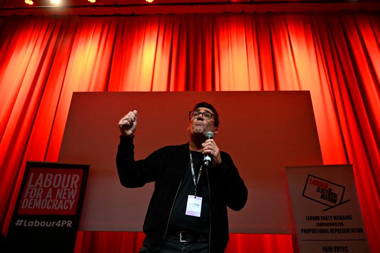 Andy Burnham, borgmester i Greater Manchester og en af Labours mest erfarne og populære politikere, får ikke lov til at stille op ved et kommende suppleringsvalg til det britiske parlament. Ifølge ekspert afslører det, at regeringsleder Keir Starmer ikke vil tillade alternative kandidater i partiets gruppe, som senere ville kunne udfordre ham. Foto: Paul Ellis/Ritzau Scanpix