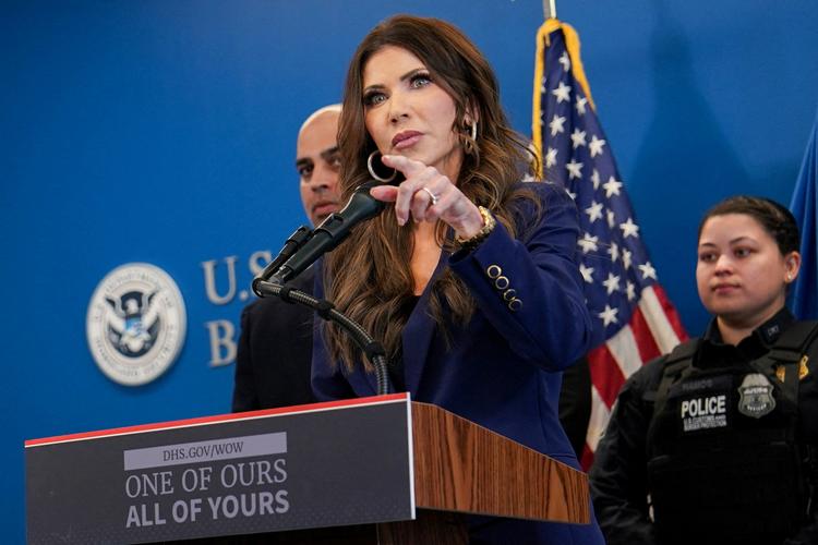 Ministeren for indenlandsk sikkerhed, Kristi Noem, kræves fyret efter de to skuddrab i Minneapolis begået af føderale betjente, der hører under hendes ministerium. Foto: David Dee Delgado/Ritzau Scanpix