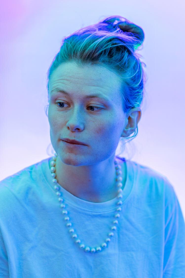 Signe Gjessing er født i 1992. Hun har gået på Forfatterskolen og debuterede  med digtsamlingen 'UD I DET U-LØSE' i 2014. Foto: Sara Galbiati