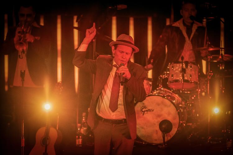 Bo 'Kasper' Sundström er ikke længere en ung dansemus, men energien er intakt, når han skal få salen med på både gamle og nyt fra den svenske poptop.    Foto: Miriam Dalsgaard