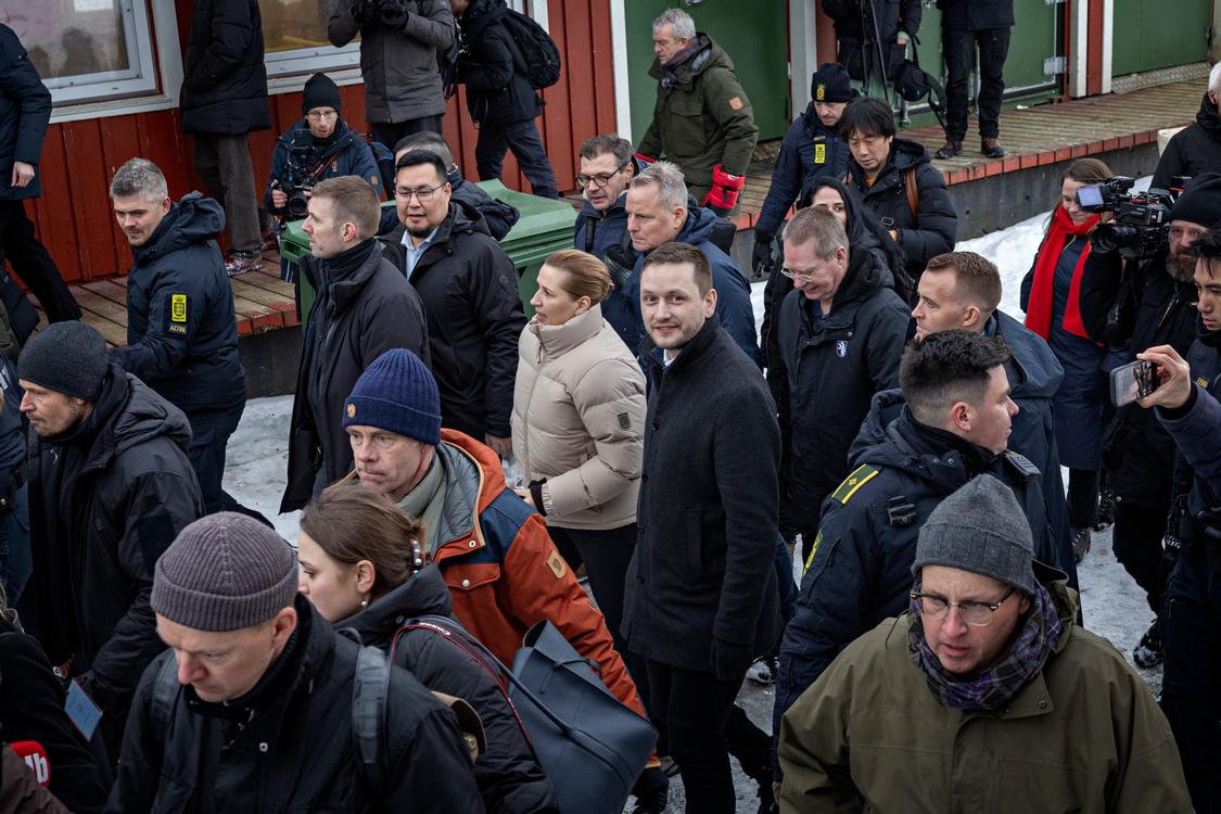 Mette Frederiksen and Jens-Frederik Nielsen take a walk in the Colonial Harbor, followed by no fewer than 50 members of the global press. Foto: Martin Lehmann