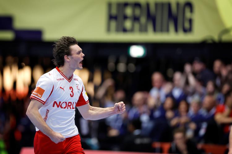 Niclas Kirkeløkke opfatter sig selv som back, men når han er med landsholdet, spiller han fløj og har succes med det. Foto: Jens Dresling