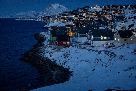 The USA wants Greenland. Nuuk - by night, with the mountain Sermitsiaq in the background. Foto: Martin Lehmann