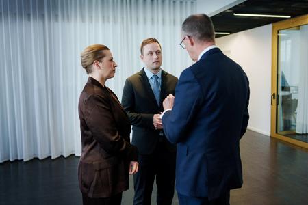 Germany's Chancellor, Friedrich Merz, speaks with Denmark's Prime Minister, Mette Frederiksen, and Greenland's Premier, Jens-Frederik Nielsen, at Die Welt's economic summit in Berlin. Foto: Jesco Denzel/Ritzau Scanpix